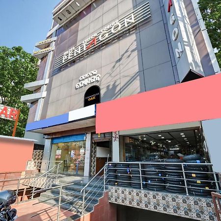 Townhouse Oak Pentagon Residency Hotel บูบันเนสชวาร์ ภายนอก รูปภาพ