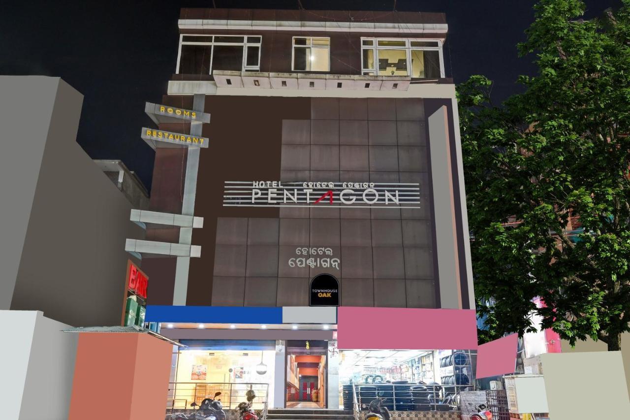 Townhouse Oak Pentagon Residency Hotel บูบันเนสชวาร์ ภายนอก รูปภาพ