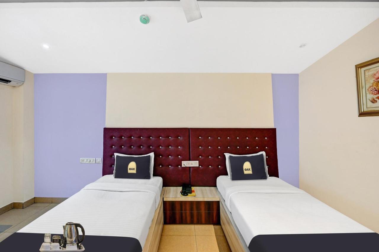 Townhouse Oak Pentagon Residency Hotel บูบันเนสชวาร์ ภายนอก รูปภาพ