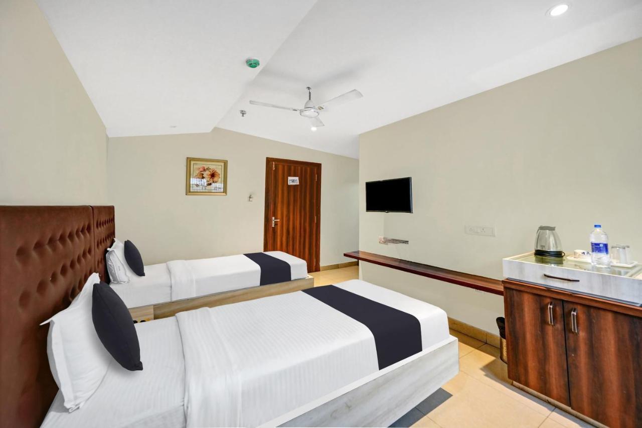 Townhouse Oak Pentagon Residency Hotel บูบันเนสชวาร์ ภายนอก รูปภาพ