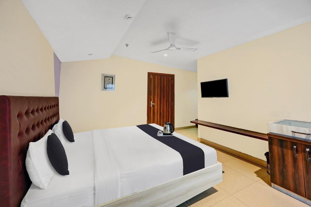 Townhouse Oak Pentagon Residency Hotel บูบันเนสชวาร์ ภายนอก รูปภาพ