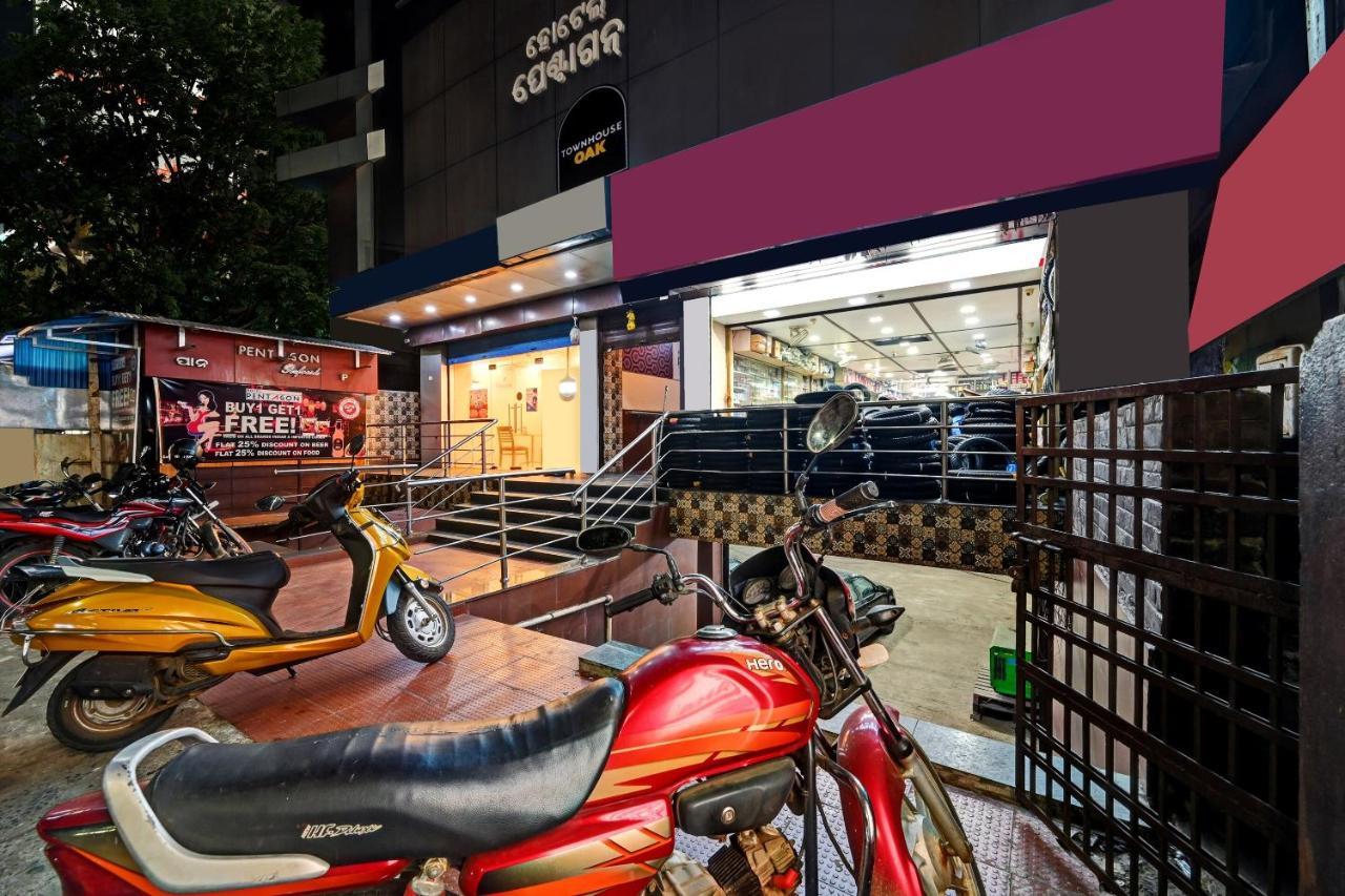 Townhouse Oak Pentagon Residency Hotel บูบันเนสชวาร์ ภายนอก รูปภาพ