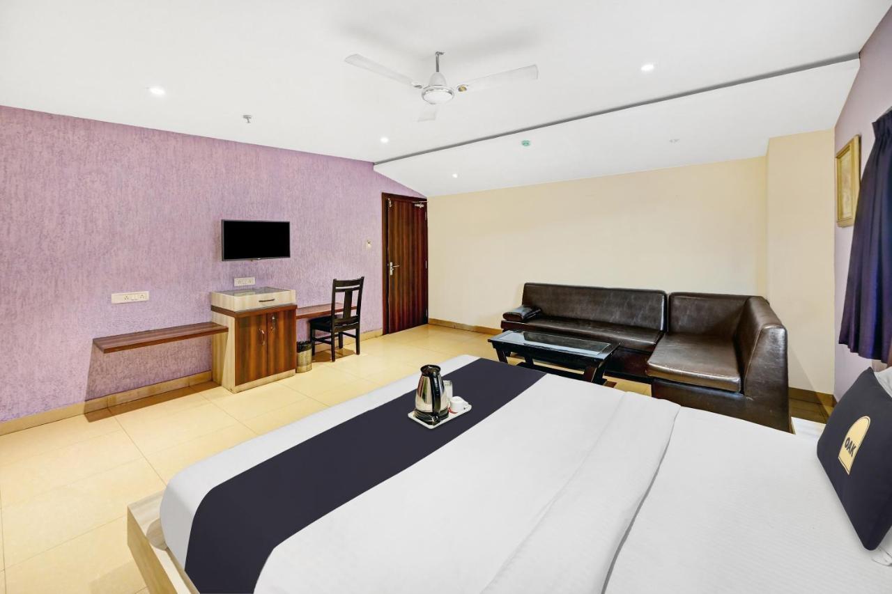 Townhouse Oak Pentagon Residency Hotel บูบันเนสชวาร์ ภายนอก รูปภาพ
