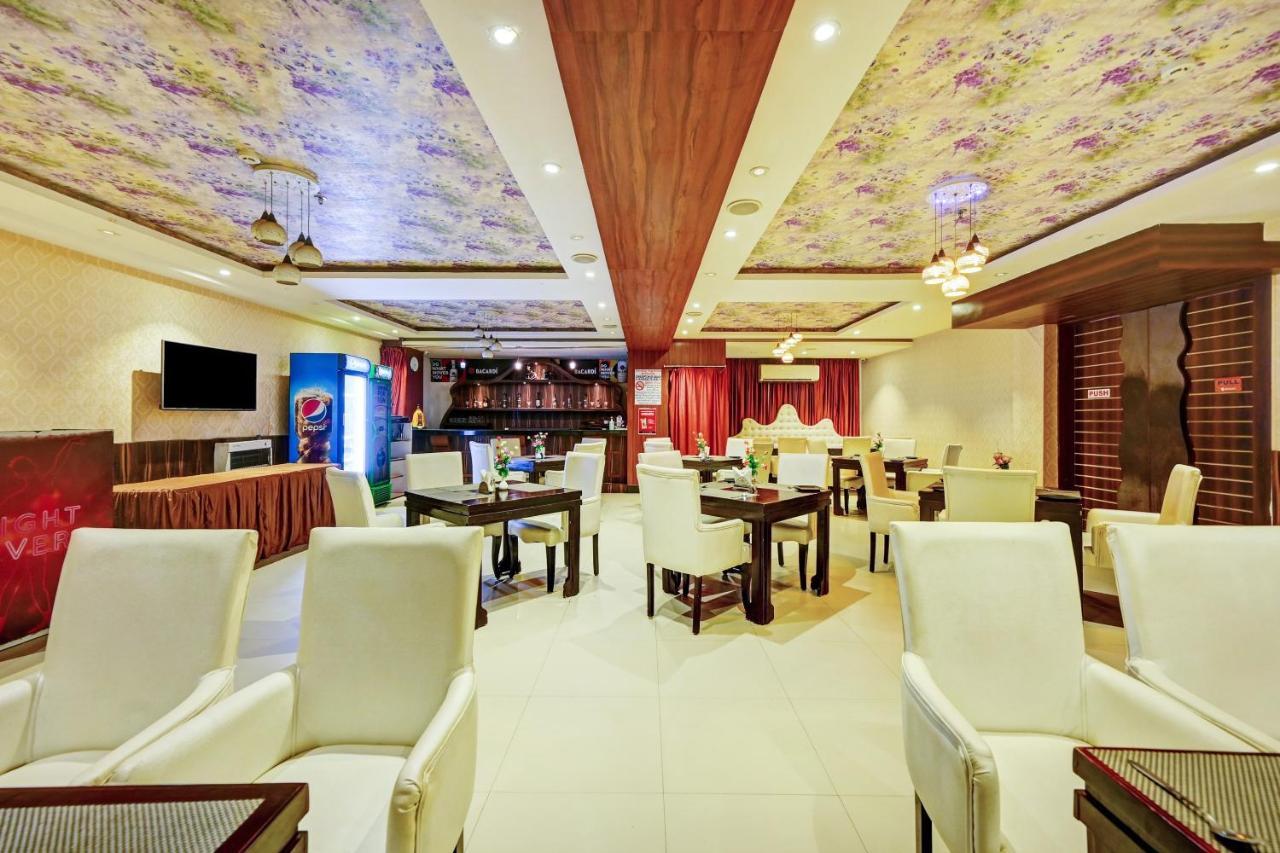 Townhouse Oak Pentagon Residency Hotel บูบันเนสชวาร์ ภายนอก รูปภาพ