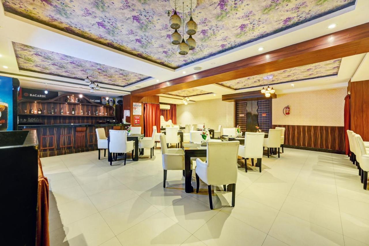 Townhouse Oak Pentagon Residency Hotel บูบันเนสชวาร์ ภายนอก รูปภาพ