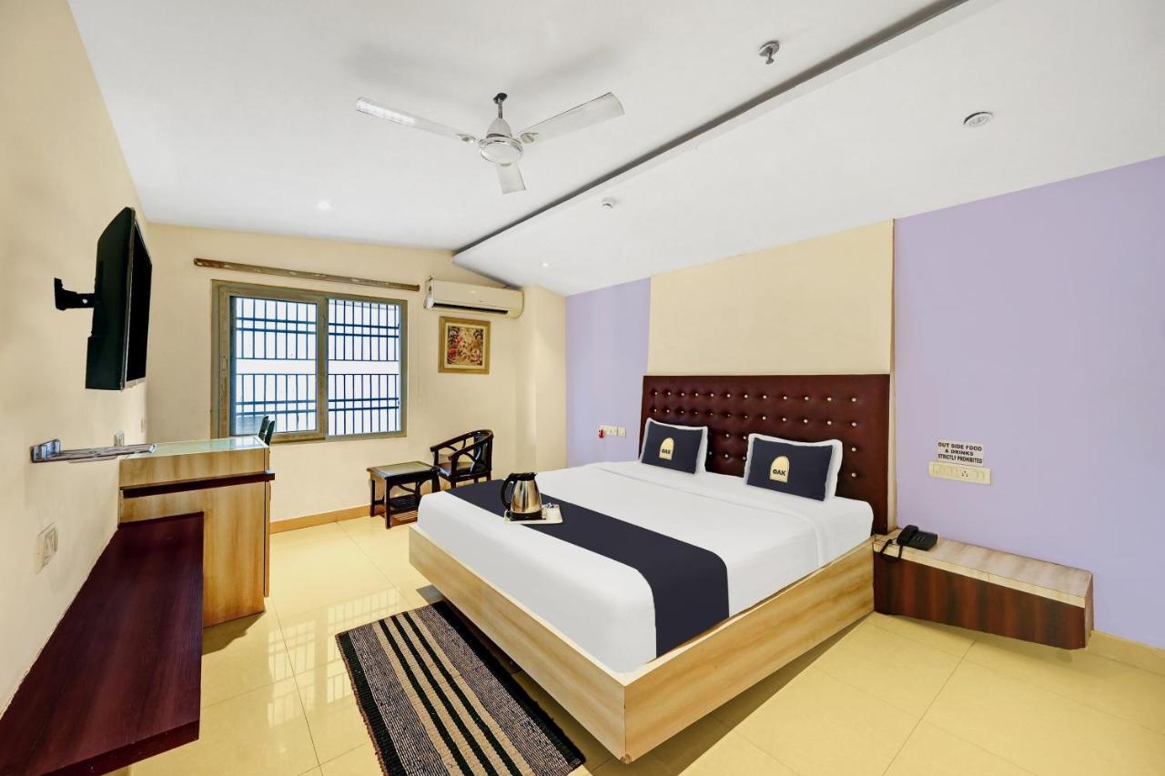 Townhouse Oak Pentagon Residency Hotel บูบันเนสชวาร์ ภายนอก รูปภาพ
