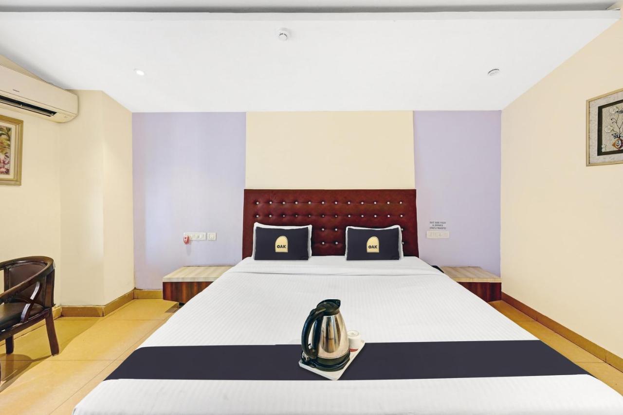 Townhouse Oak Pentagon Residency Hotel บูบันเนสชวาร์ ภายนอก รูปภาพ