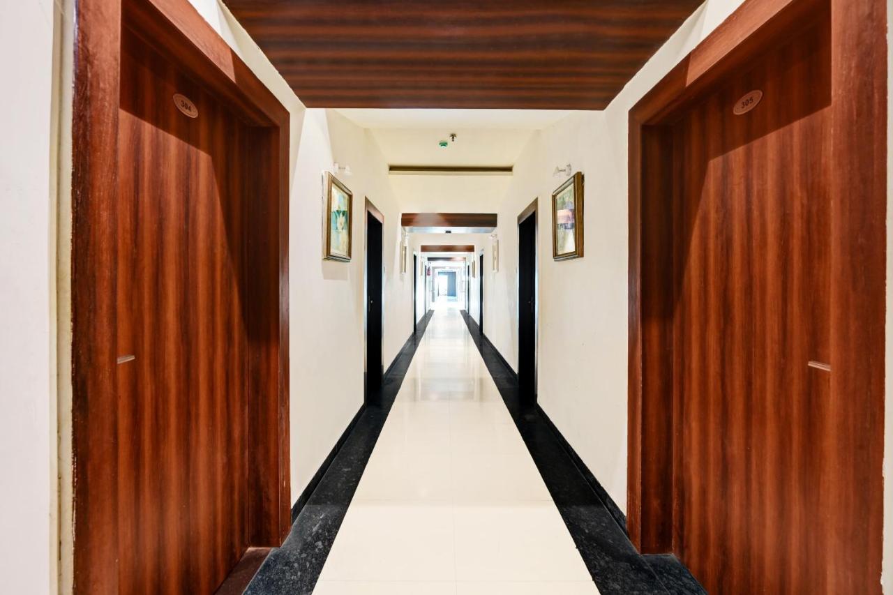 Townhouse Oak Pentagon Residency Hotel บูบันเนสชวาร์ ภายนอก รูปภาพ