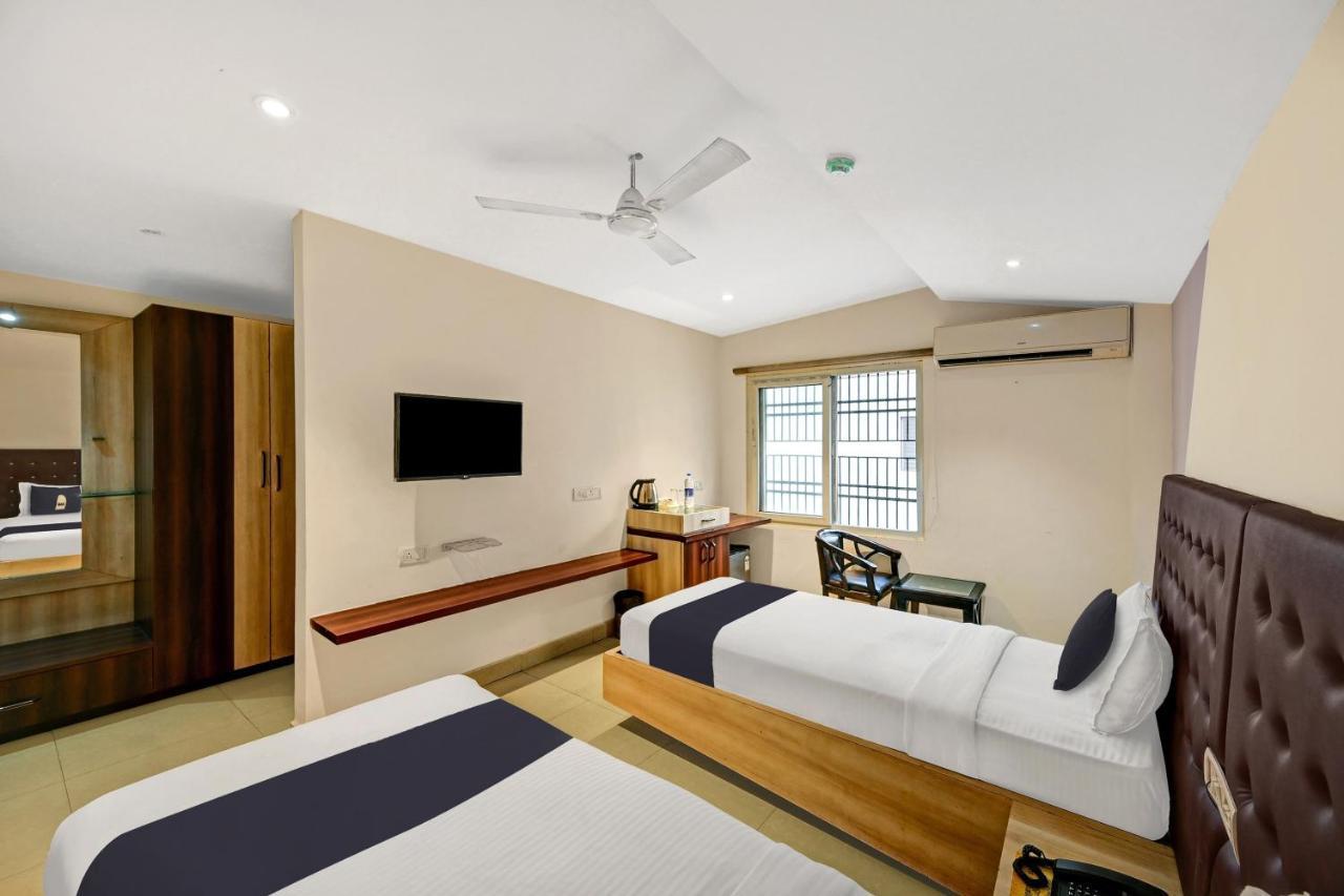 Townhouse Oak Pentagon Residency Hotel บูบันเนสชวาร์ ภายนอก รูปภาพ