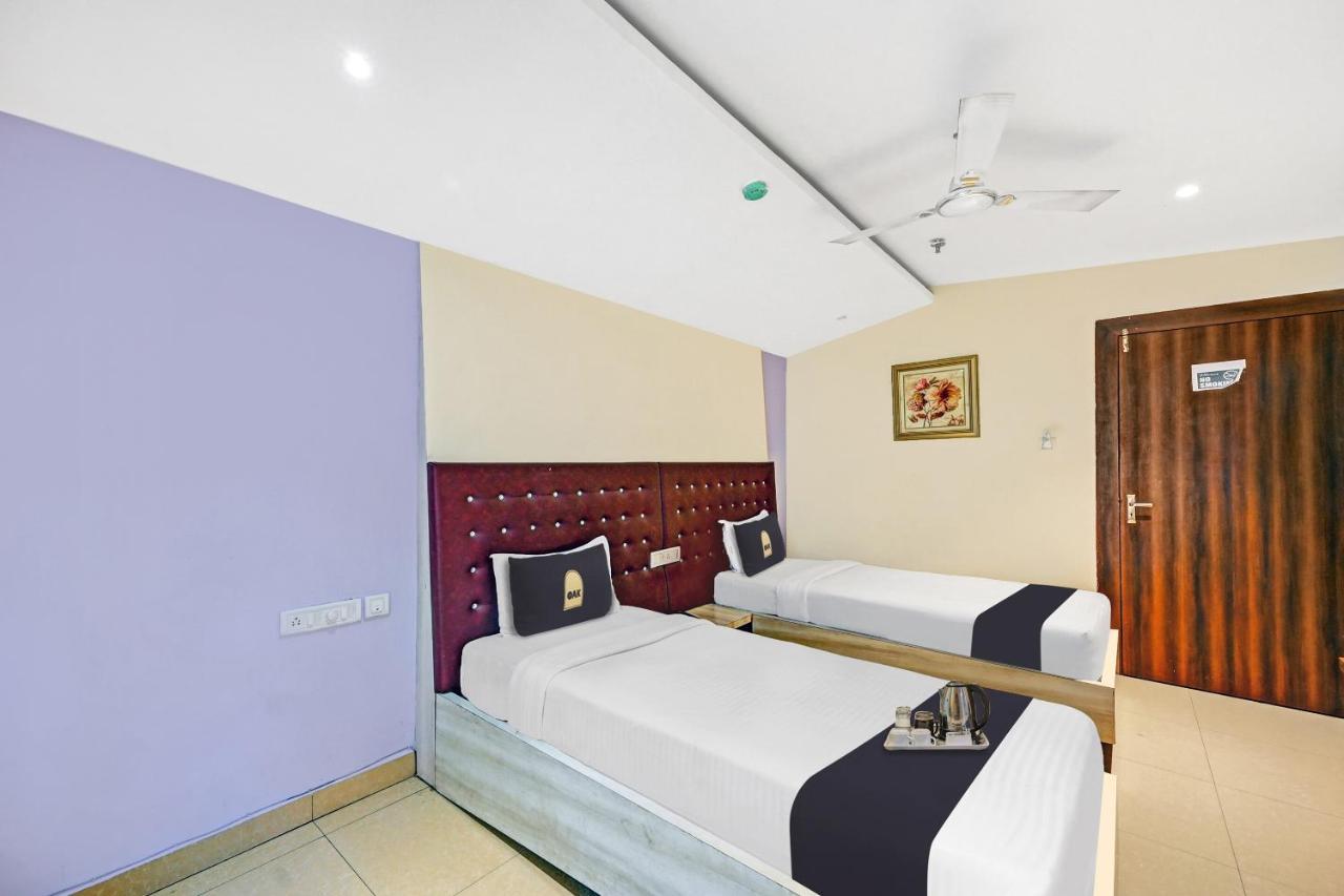 Townhouse Oak Pentagon Residency Hotel บูบันเนสชวาร์ ภายนอก รูปภาพ