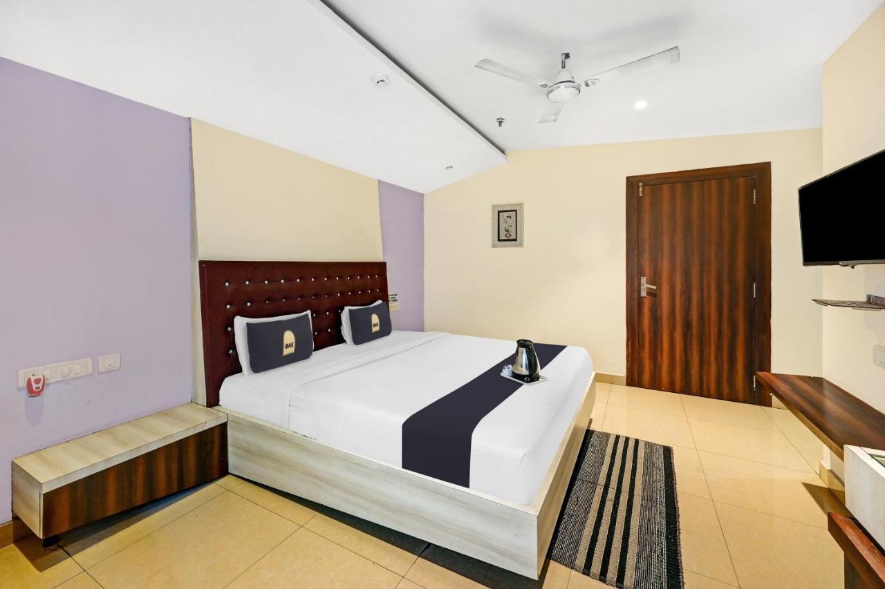 Townhouse Oak Pentagon Residency Hotel บูบันเนสชวาร์ ภายนอก รูปภาพ